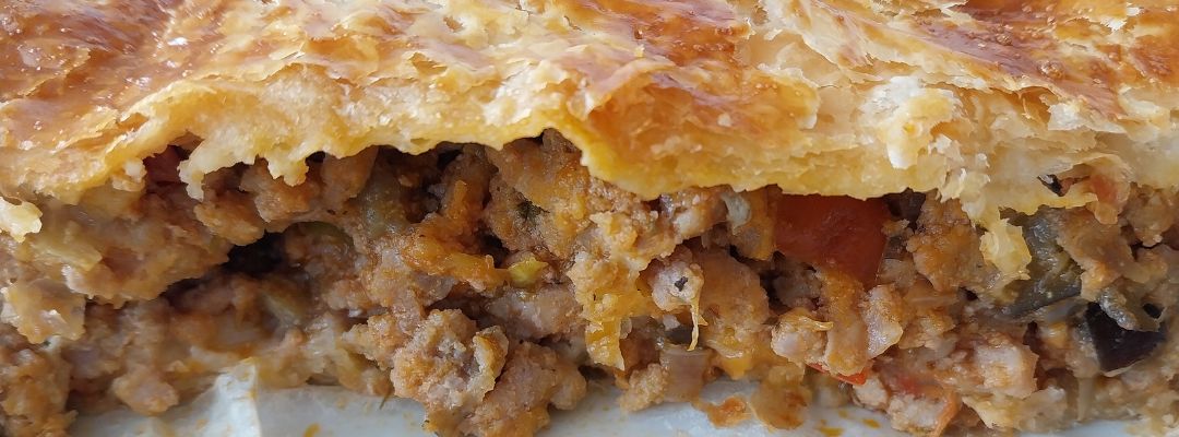 Hojaldre de carne especiada con verduras